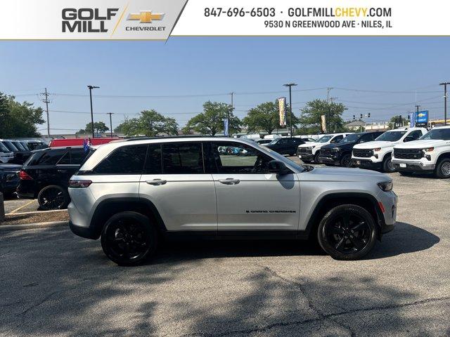 Photo of 2023 Silver Zynith Jeep Grand Cherokee