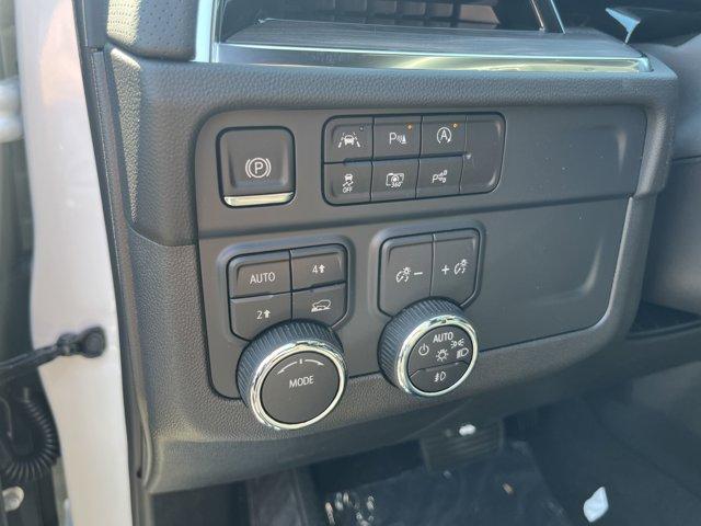 Photo of 2025 PEARL Chevrolet Suburban