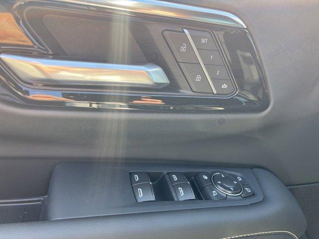 Photo of 2025 PEARL Chevrolet Suburban