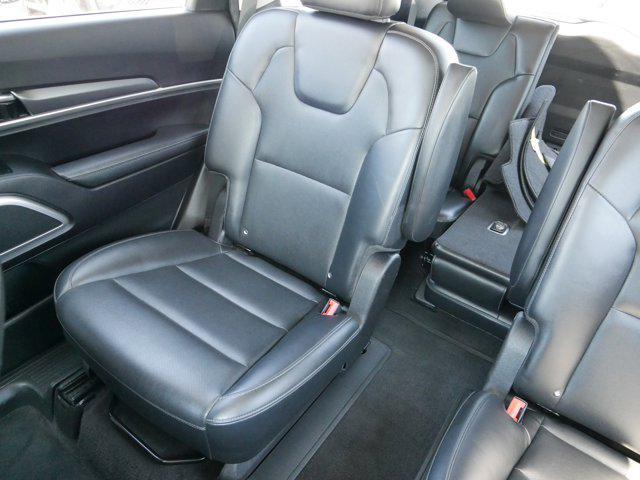 Photo of 2022 Glacial White Pearl Kia Telluride