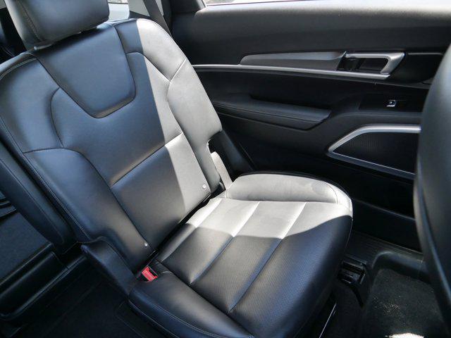 Photo of 2022 Glacial White Pearl Kia Telluride