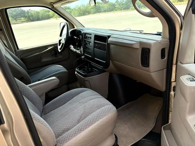 Photo of 2005 Sandstone Metallic Chevrolet Express 3500