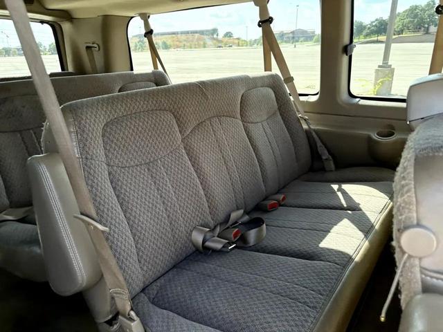 Photo of 2005 Sandstone Metallic Chevrolet Express 3500
