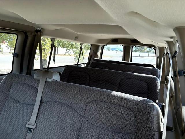 Photo of 2005 Sandstone Metallic Chevrolet Express 3500