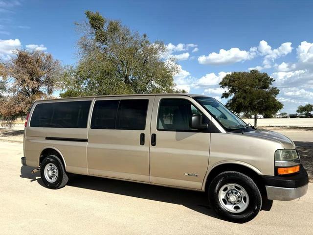 Photo of 2005 Sandstone Metallic Chevrolet Express 3500