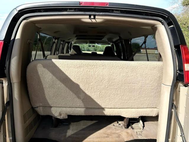 Photo of 2005 Sandstone Metallic Chevrolet Express 3500