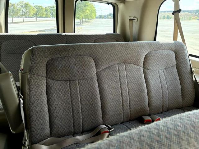Photo of 2005 Sandstone Metallic Chevrolet Express 3500