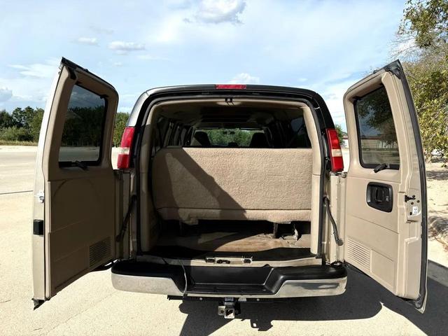 Photo of 2005 Sandstone Metallic Chevrolet Express 3500