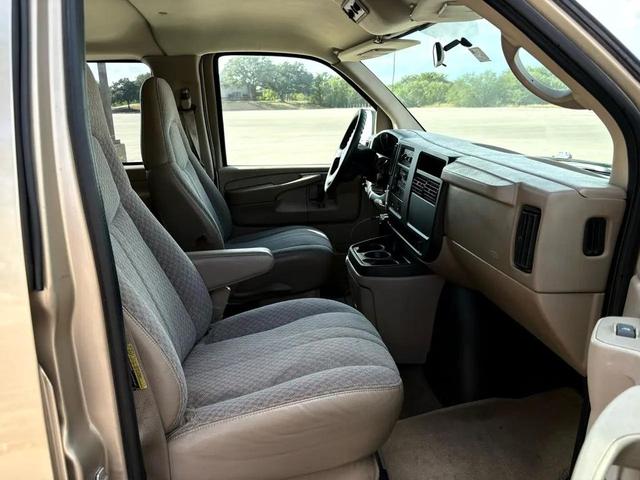 Photo of 2005 Sandstone Metallic Chevrolet Express 3500