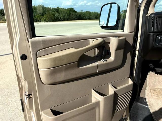 Photo of 2005 Sandstone Metallic Chevrolet Express 3500