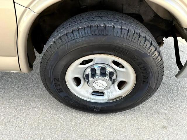 Photo of 2005 Sandstone Metallic Chevrolet Express 3500