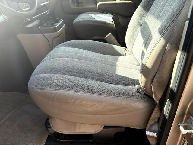 Photo of 2005 Sandstone Metallic Chevrolet Express 3500