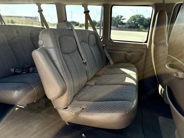 Photo of 2005 Sandstone Metallic Chevrolet Express 3500