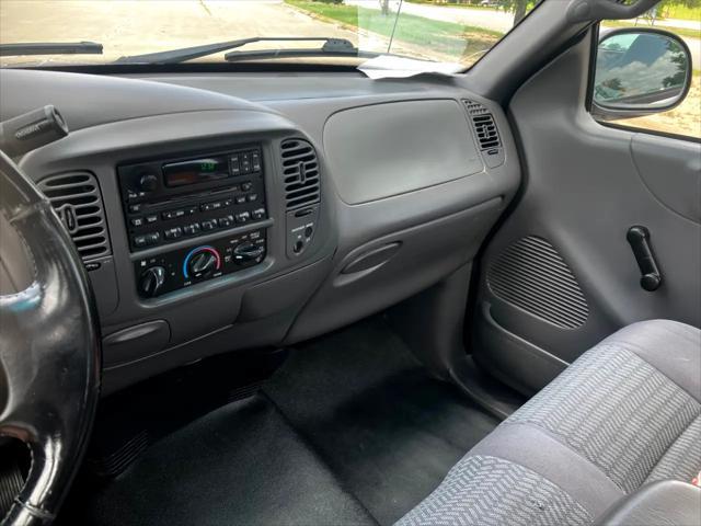 Photo of 2002 Silver Clearcoat Metallic Ford F-150