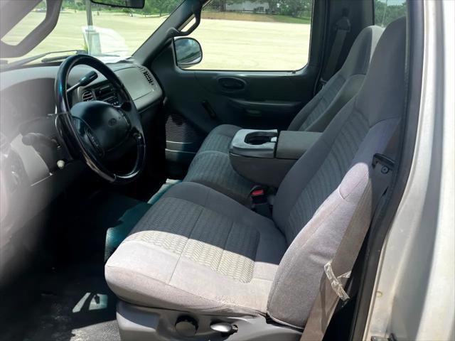 Photo of 2002 Silver Clearcoat Metallic Ford F-150