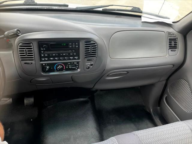 Photo of 2002 Silver Clearcoat Metallic Ford F-150