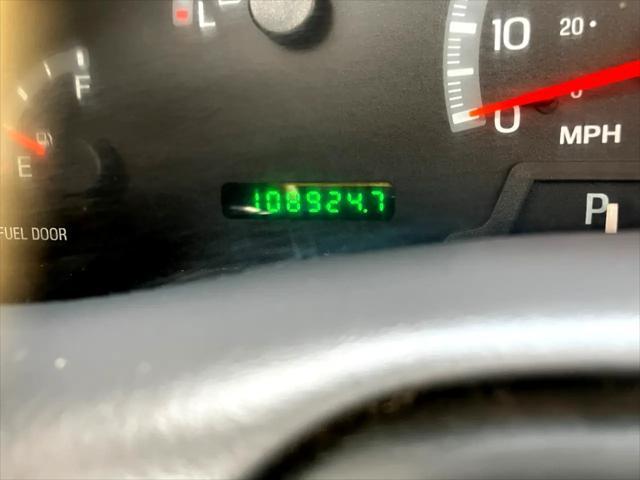 Photo of 2002 Silver Clearcoat Metallic Ford F-150