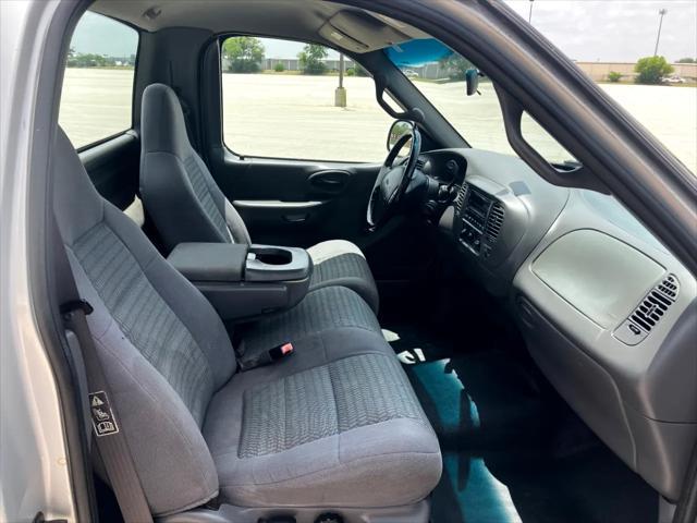 Photo of 2002 Silver Clearcoat Metallic Ford F-150