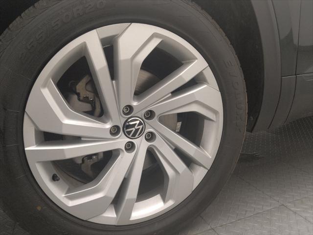 Photo of 2021 Racing Green Metallic Volkswagen Atlas