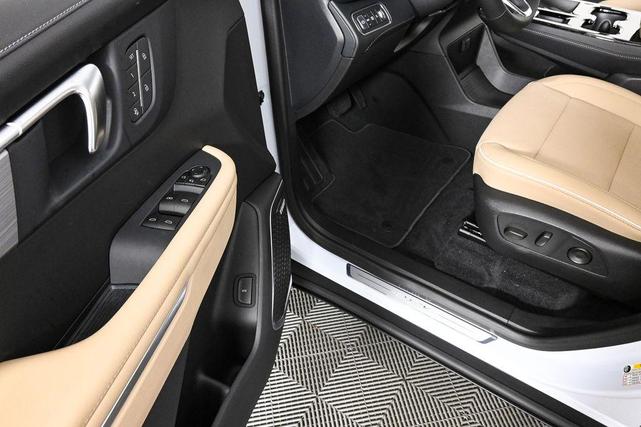 Photo of 2026 White Tri-Coat Buick Enclave