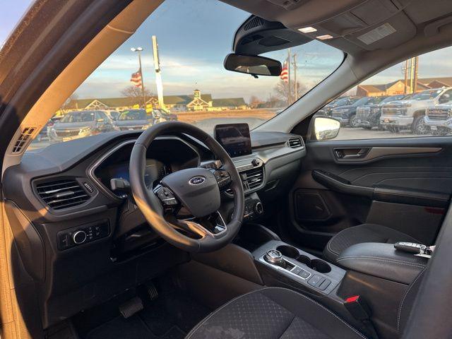 Photo of 2024 Gray Metallic Ford Escape