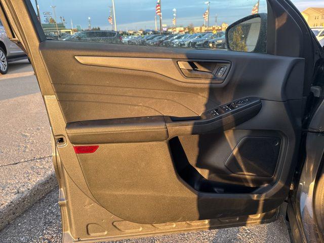 Photo of 2024 Gray Metallic Ford Escape