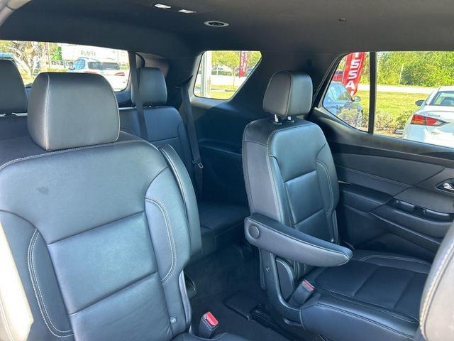 Photo of 2022 Silver Ice Metallic Chevrolet Traverse