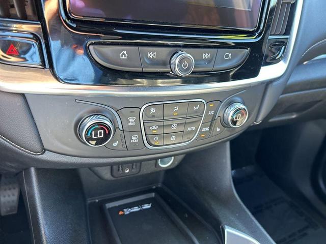 Photo of 2022 Silver Ice Metallic Chevrolet Traverse