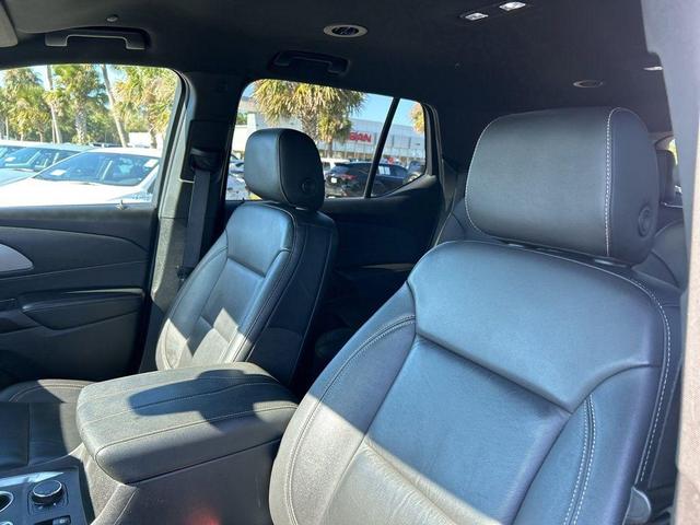 Photo of 2022 Silver Ice Metallic Chevrolet Traverse