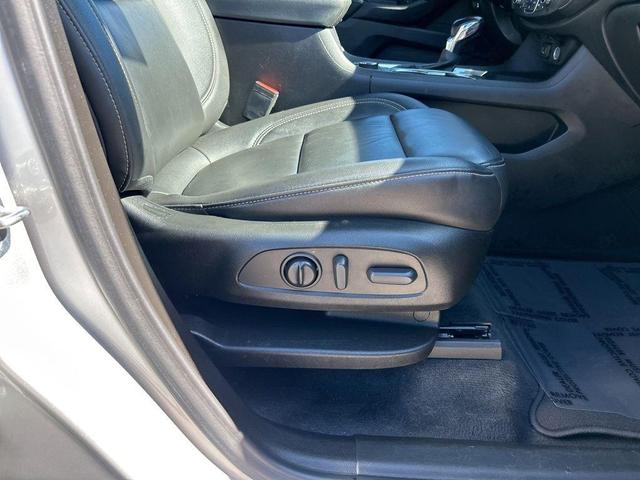 Photo of 2022 Silver Ice Metallic Chevrolet Traverse