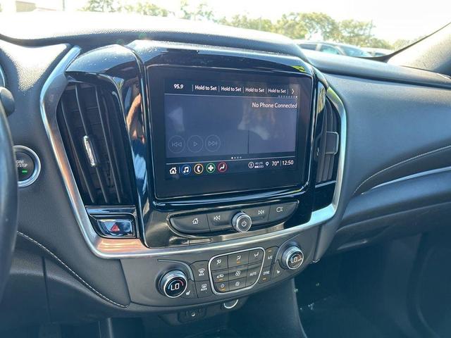 Photo of 2022 Silver Ice Metallic Chevrolet Traverse