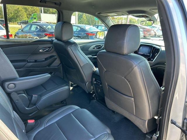 Photo of 2022 Silver Ice Metallic Chevrolet Traverse