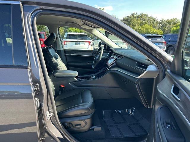 Photo of 2022 Metallic Jeep Grand Cherokee