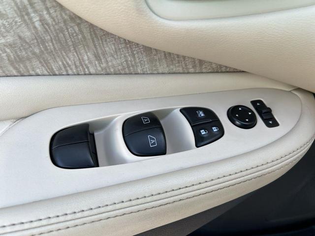 Photo of 2023 Pearl White Tri-Coat Nissan Murano