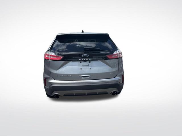 Photo of 2022 Silver Metallic Ford Edge