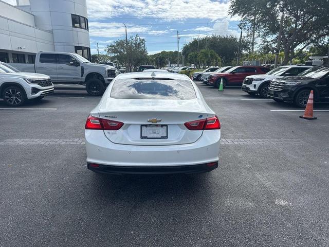 Photo of 2017 Iridescent Pearl Tricoat Chevrolet Malibu Hybrid