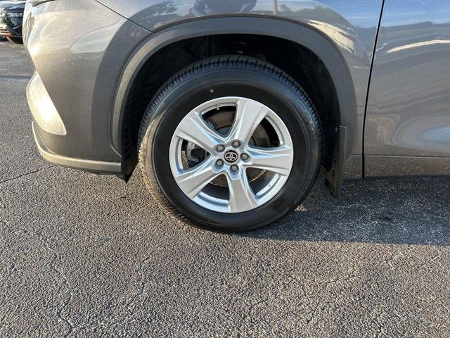 Photo of 2022 Gray Toyota Highlander