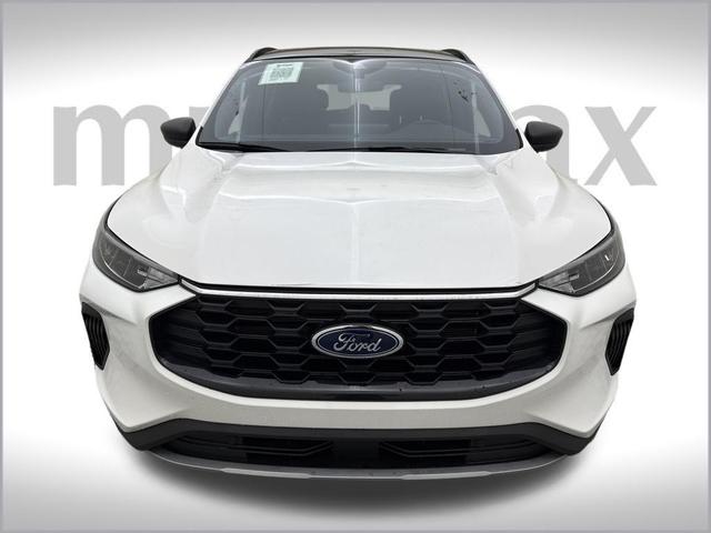 Photo of 2025 White Metallic Ford Escape