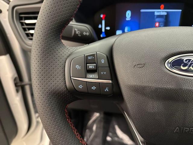 Photo of 2025 White Metallic Ford Escape