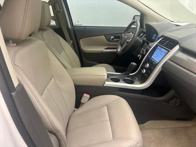 Photo of 2011 White Platinum Clearcoat Metallic Ford Edge