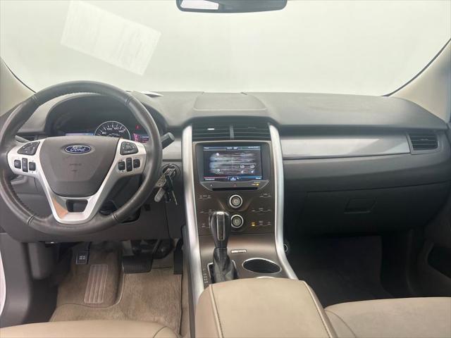 Photo of 2011 White Platinum Clearcoat Metallic Ford Edge