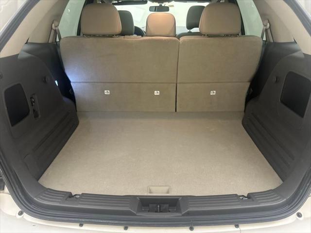 Photo of 2011 White Platinum Clearcoat Metallic Ford Edge