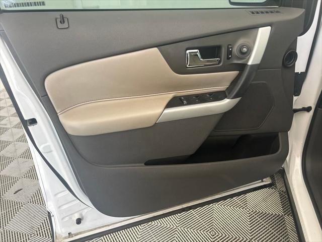 Photo of 2011 White Platinum Clearcoat Metallic Ford Edge
