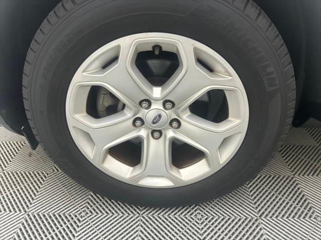 Photo of 2011 White Platinum Clearcoat Metallic Ford Edge