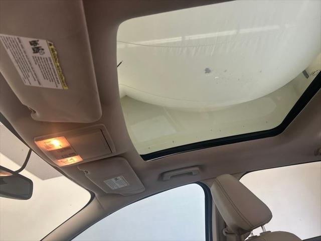 Photo of 2011 White Platinum Clearcoat Metallic Ford Edge
