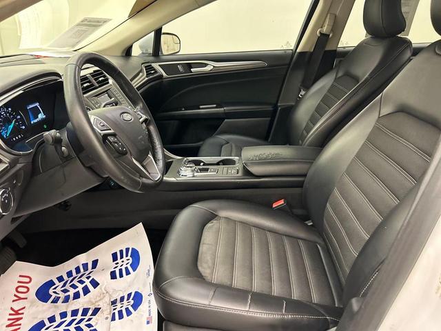 Photo of 2017 Oxford White Ford Fusion Hybrid