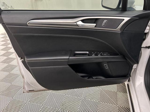 Photo of 2017 Oxford White Ford Fusion Hybrid