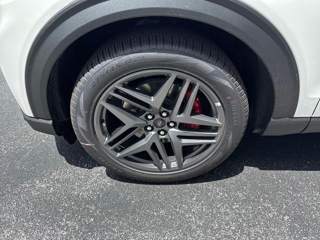 Photo of 2025 Star White Metallic Tri-Coat Ford Explorer