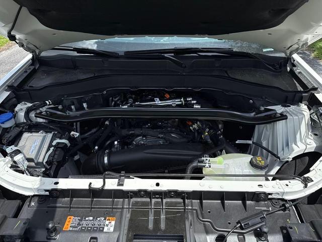Photo of 2025 Star White Metallic Tri-Coat Ford Explorer
