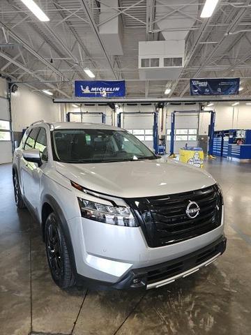 Photo of 2022 Brilliant Silver Metallic Nissan Pathfinder